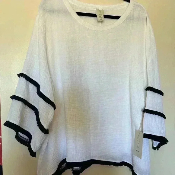 NWT White Top with Black Fringe Detail - Picture 2 of 5